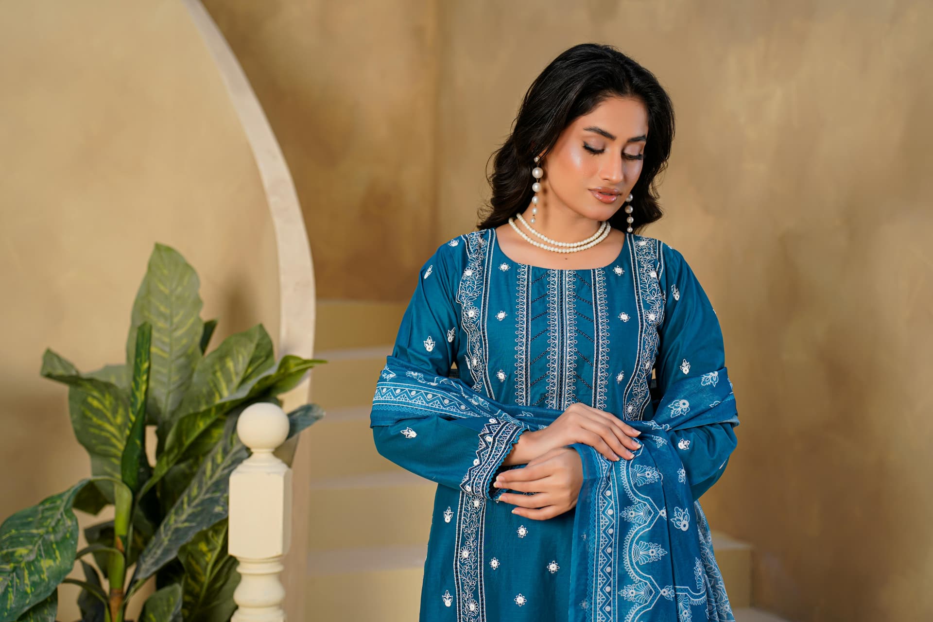 Come indossare un vestito senza spalline con stile